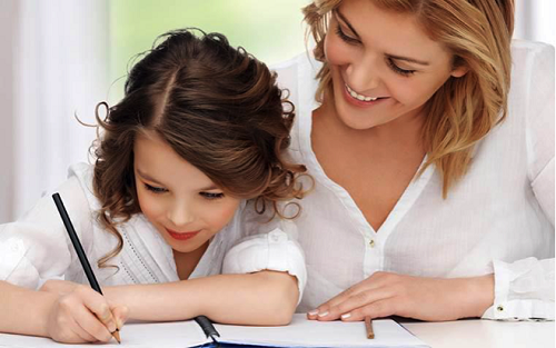 Cách giúp con bạn yêu thích việc viết từ bài học của người mẹ con học Harvard