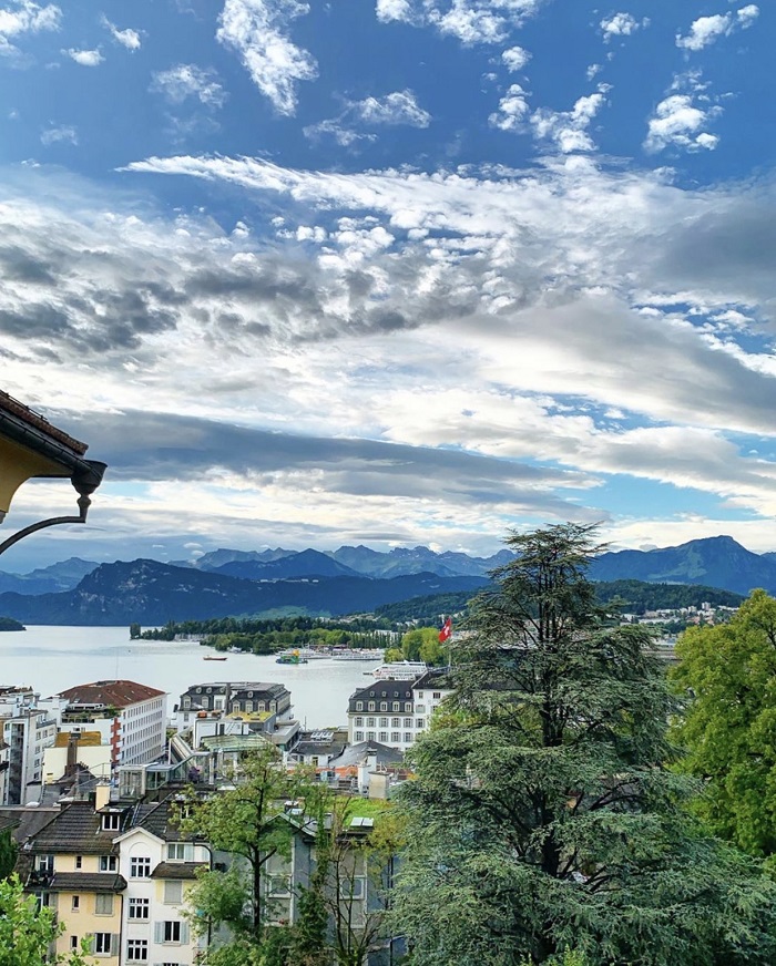 Khung cảnh thành phố có hồ Lucerne rất đẹp nơi gần trường Đại học BHMS