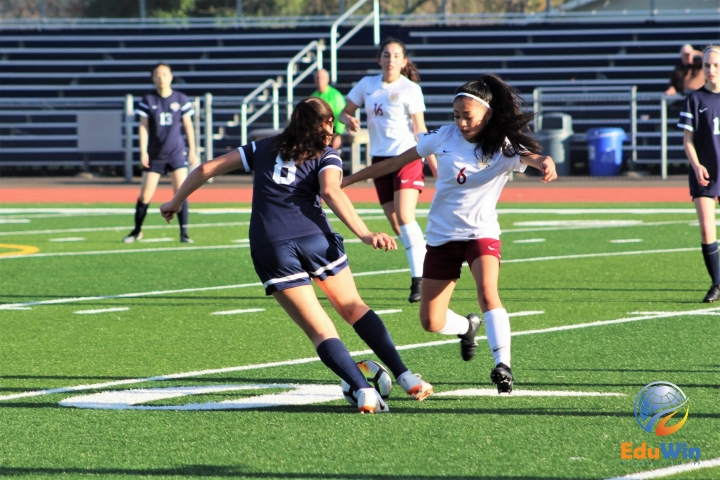 Học sinh nữ chơi đá bóng tại Trường trung học Amerigo Napa Valley