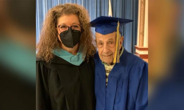 Cụ ông 97 tuổi nhận bằng tốt nghiệp cấp ba