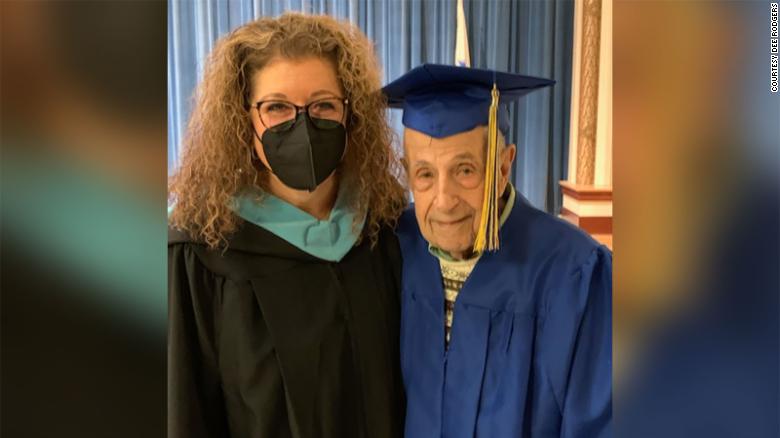 Cụ ông 97 tuổi nhận bằng tốt nghiệp cấp ba